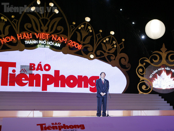 Ông Dương Xuân Nam, Tổng biên tập báo Tiền Phong, Trưởng Ban giám khảo tuyên bố khai mạc cuộc thi Hoa hậu Việt Nam 2008. Ảnh: Hồng Vĩnh.