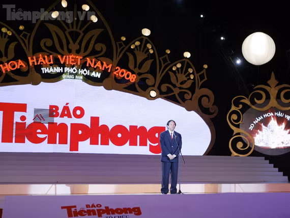 Ông Dương Xuân Nam, Tổng biên tập báo Tiền Phong, Trưởng Ban giám khảo tuyên bố khai mạc cuộc thi Hoa hậu Việt Nam 2008. Ảnh: Hồng Vĩnh. Ông Dương Xuân Nam, Tổng biên tập báo Tiền Phong, Trưởng Ban giám khảo tuyên bố khai mạc cuộc thi Hoa hậu Việt Nam 2008. Ảnh: Hồng Vĩnh.