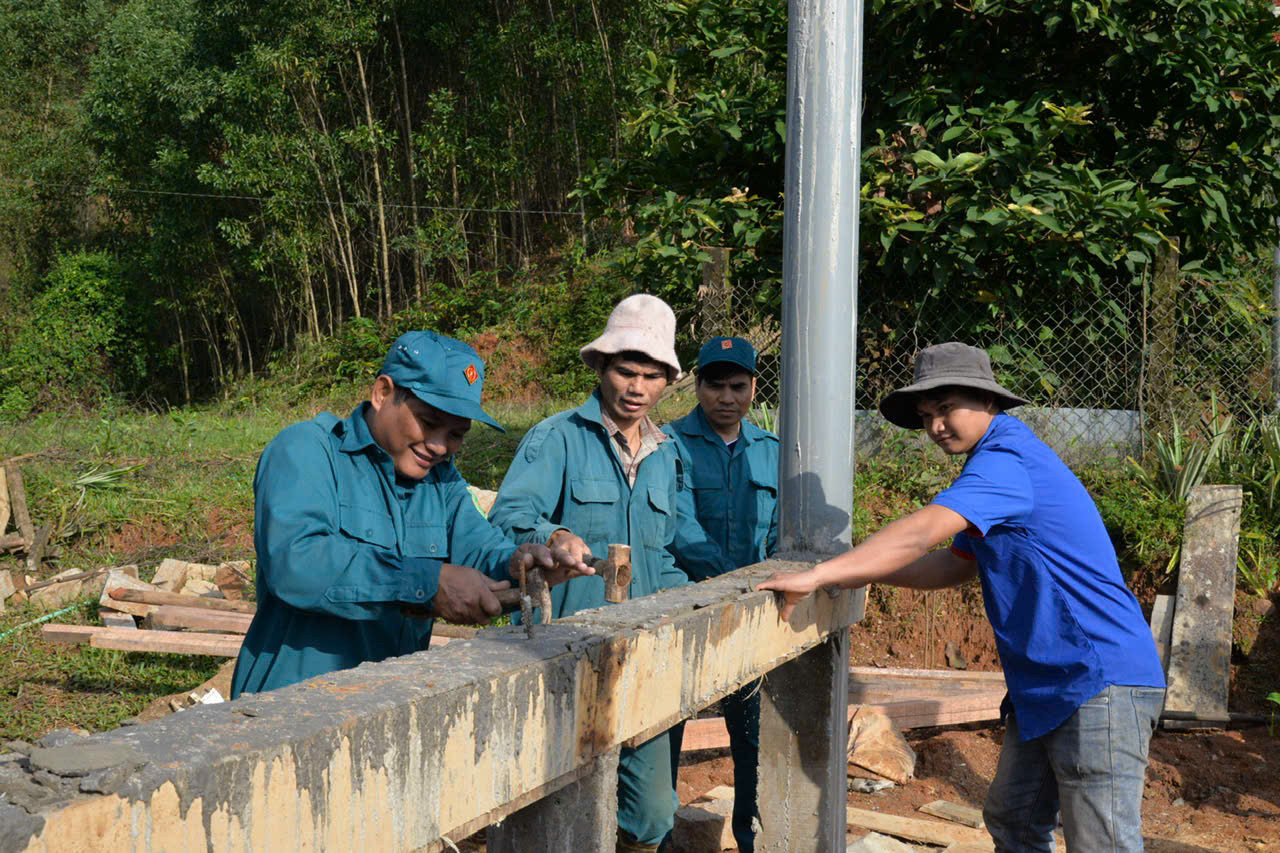 Lực lượng đoàn viên thanh niên, dân quân, công an... đã góp hàng chục nghìn ngày công. Lực lượng đoàn viên thanh niên, dân quân, công an... đã góp hàng chục nghìn ngày công.