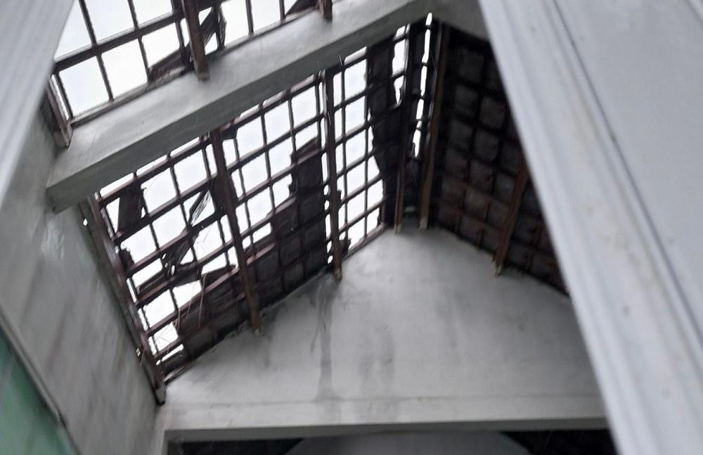 Toàn bộ mái ngói đã bị lốc xoáy tốc bay. Toàn bộ mái ngói đã bị lốc xoáy tốc bay.