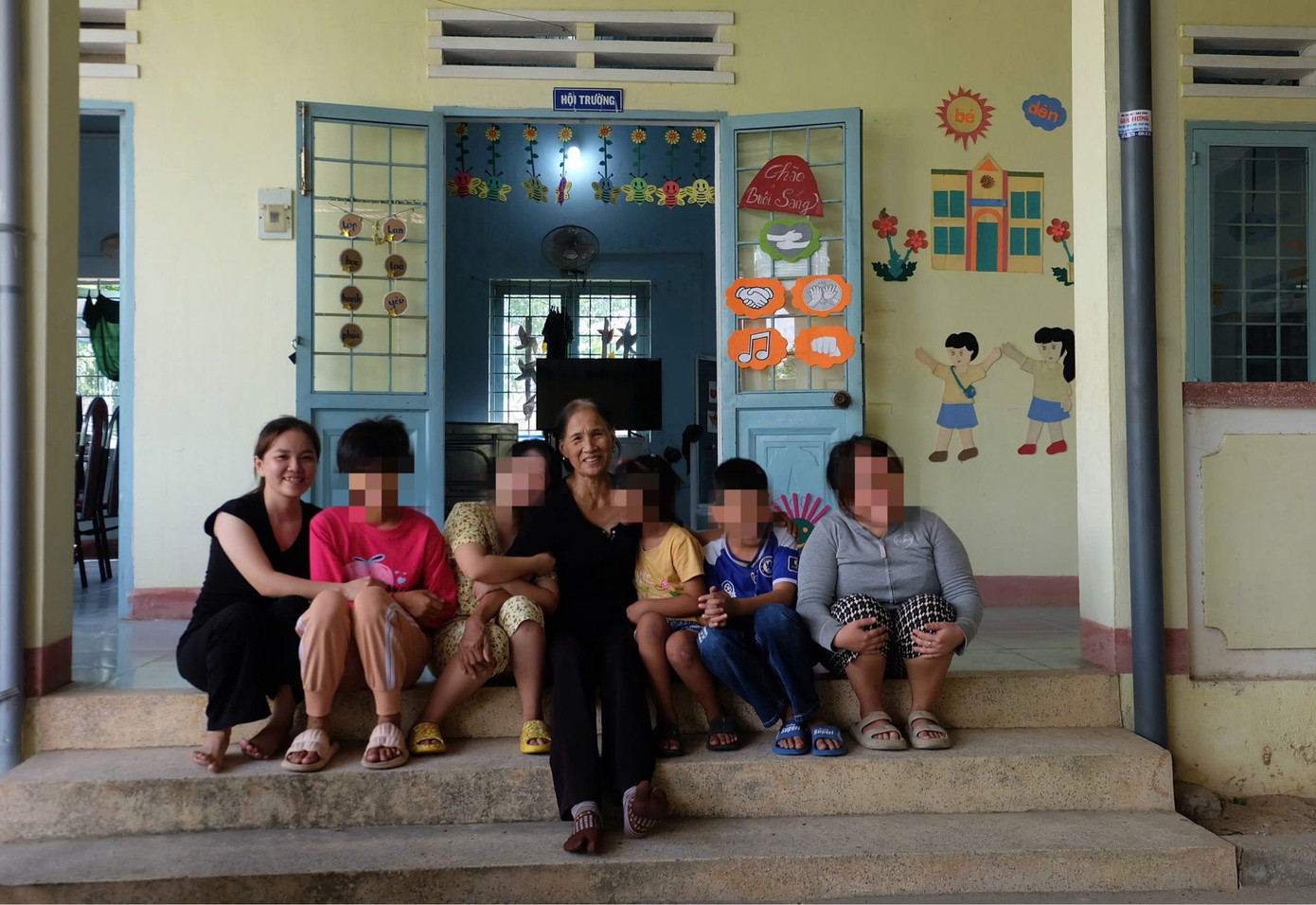 Chị Dịu (bìa trái) và bà Hường là hai người bám trụ với những đứa trẻ da cam ở trung tâm vì yêu thương.