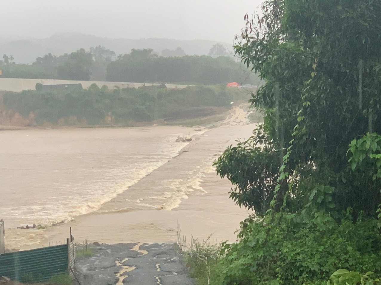 Cầu tràn Sơn Giang - Sơn Linh bị ngập sâu hơn 0,5m.