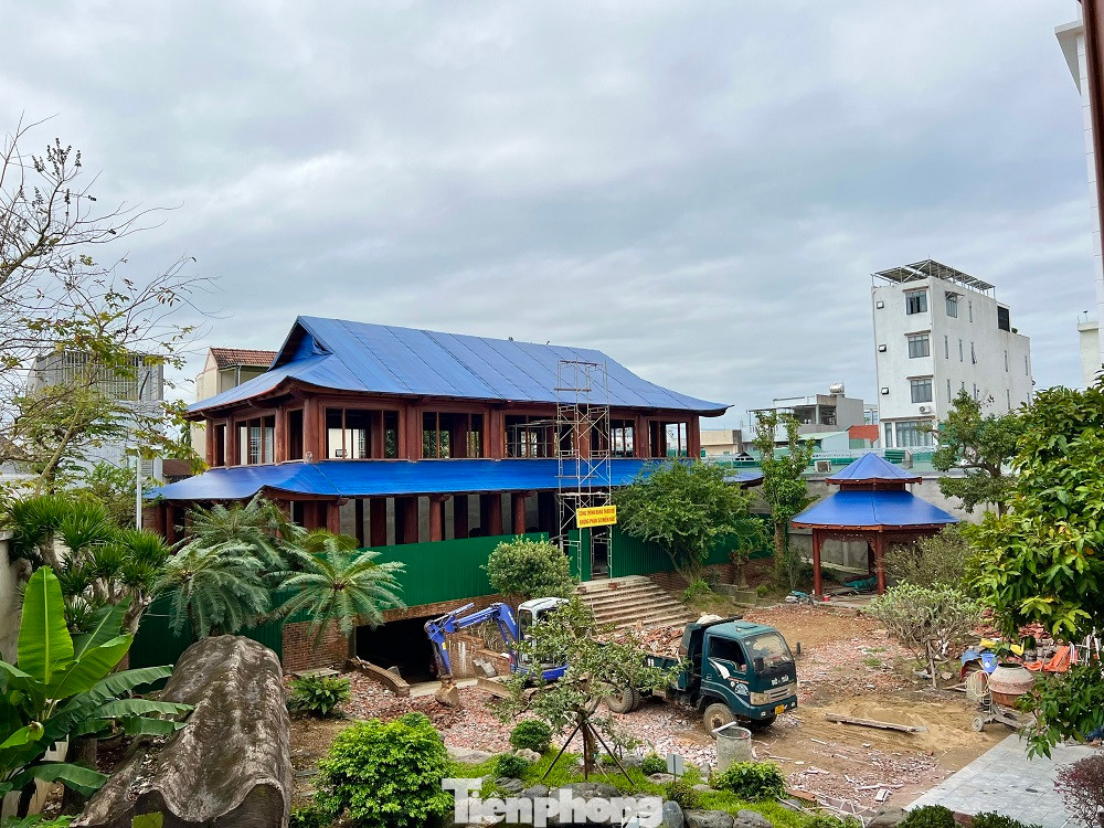 Biệt phủ xây dựng trái phép khi chưa tháo dỡ.