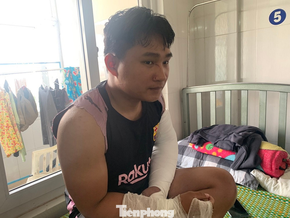 Lâm Anh Đạt bị người nhận hàng đánh gãy cả 2 tay. Lâm Anh Đạt bị người nhận hàng đánh gãy cả 2 tay.