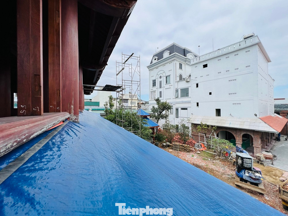 Hiện công trình này chỉ mới tháo dỡ phần ngói.