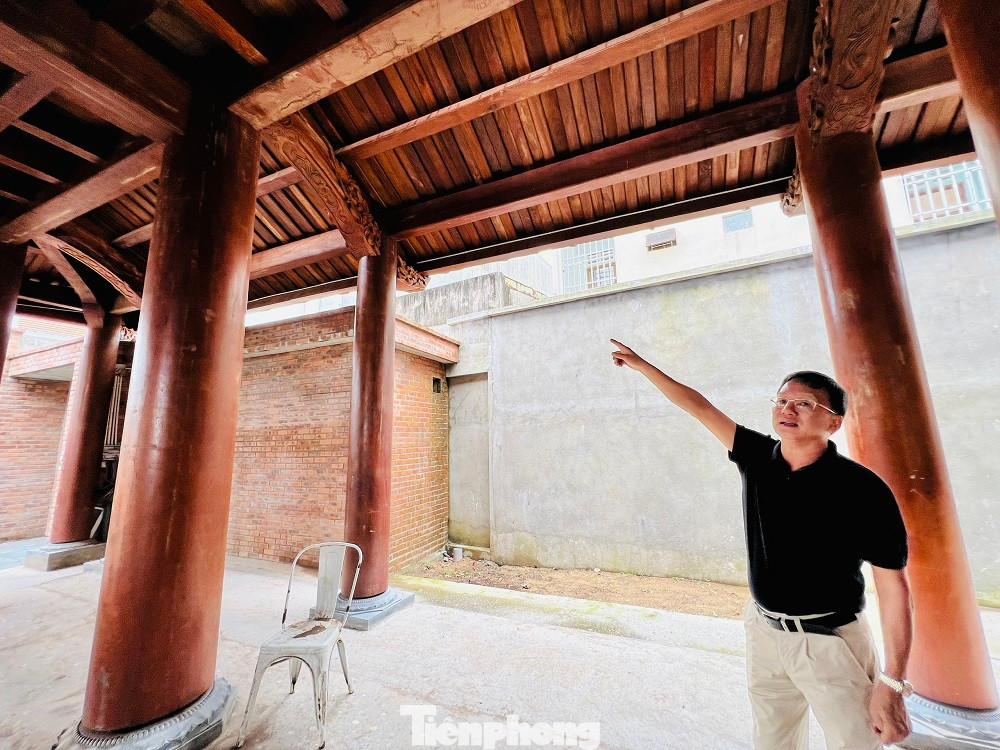 Ông Nguyễn Hồng Sơn (chủ công trình “biệt phủ” xây dựng trái phép trên đất lúa giữa TP Quảng Ngãi) cho biết, ông chỉ mới tháo dỡ phần mái ngói, hiện không tìm ra thợ để tháo dỡ khối nhà gỗ rộng hàng trăm mét vuông.