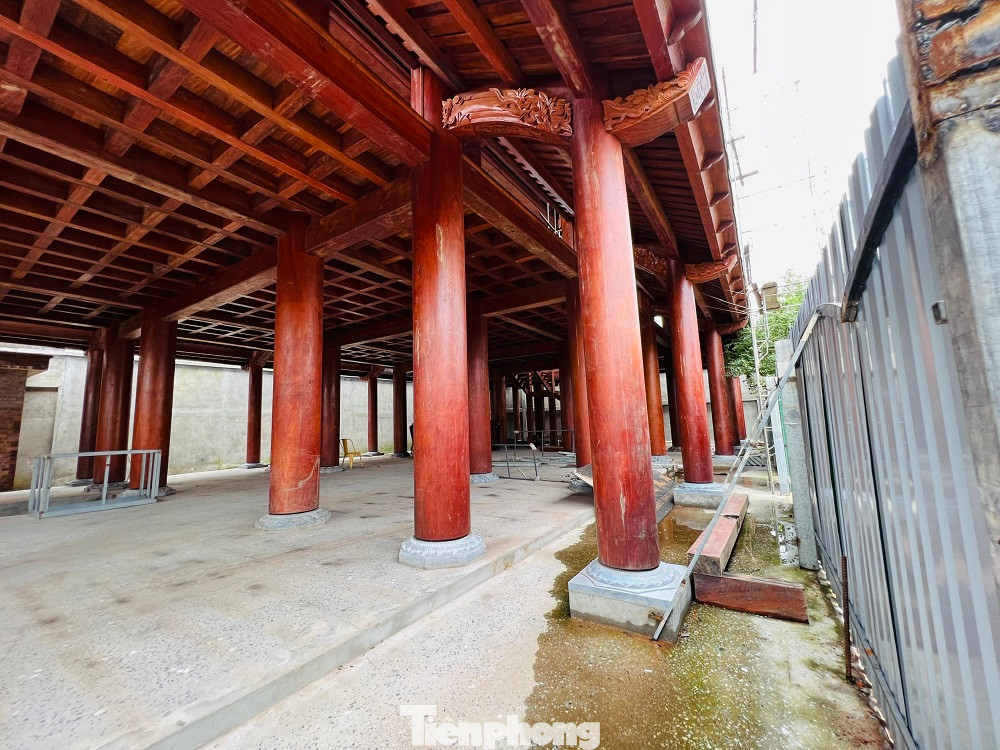 Công trình được dựng lên bằng gỗ kiên cố.