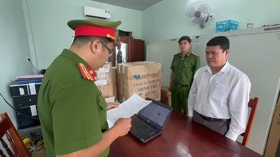 Đọc lệnh khởi tố bị can Lê Minh Việt - Chủ tịch UBND xã Đức Lợi (huyện Mộ Đức). Ảnh: CACC