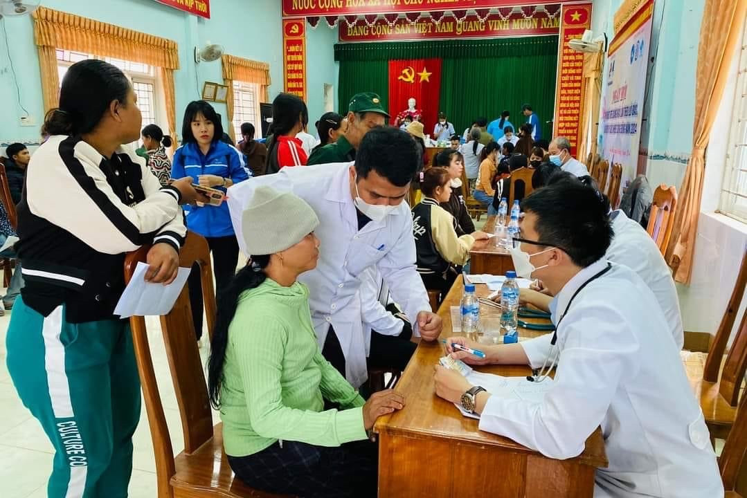 Khám bệnh, cấp phát thuốc miễn phí cho người dân huyện miền núi Sơn Tây.