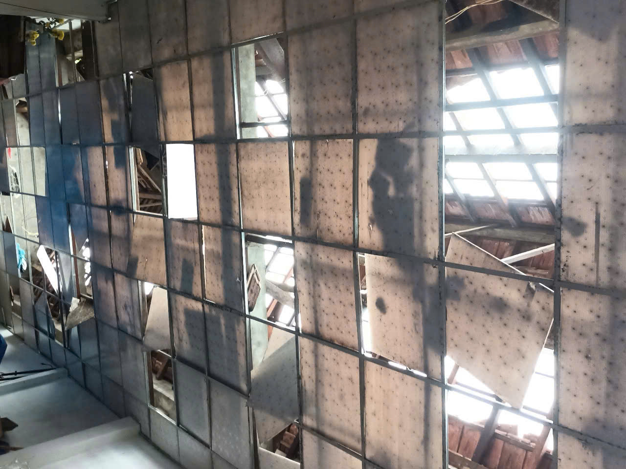 Nhiều nhà dân bị tốc mái sau trận giông lốc.