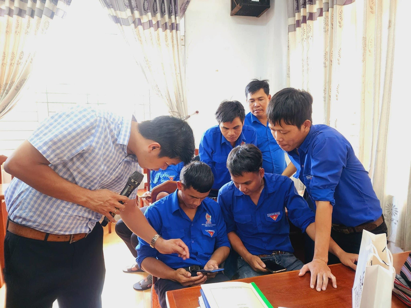 Thanh niên huyện Ba Tơ thực hành xây dựng thương hiệu thổ cẩm Ba Tơ và quảng bá mật ong rừng Ba Tơ trên nền tảng số. Thanh niên huyện Ba Tơ thực hành xây dựng thương hiệu thổ cẩm Ba Tơ và quảng bá mật ong rừng Ba Tơ trên nền tảng số.