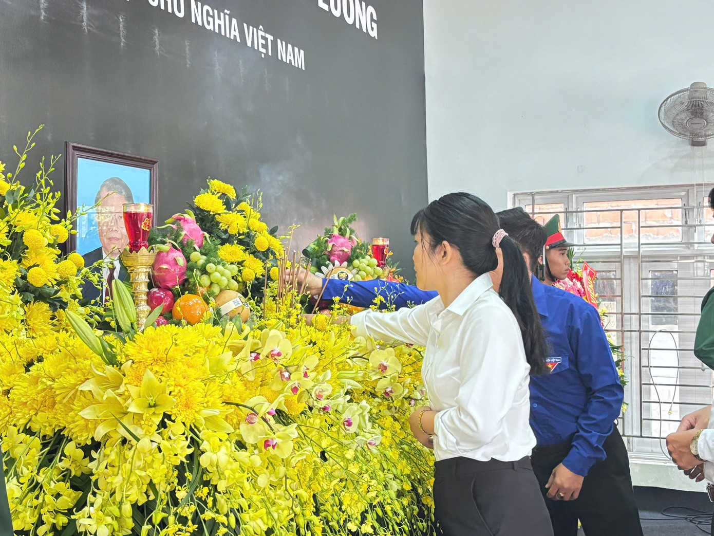 Nhân dân xã Phổ Khánh viếng nguyên Chủ tịch nước Trần Đức Lương. Nhân dân xã Phổ Khánh viếng nguyên Chủ tịch nước Trần Đức Lương.