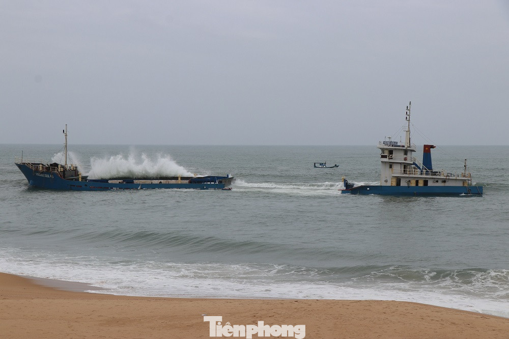 Thời tiết bất lợi, biển động kéo dài, các lực lượng chức năng vẫn chưa thể triển khai phương án chống tràn 8.000 lít dầu trên tàu sắt Hoàng Gia 46. Thời tiết bất lợi, biển động kéo dài, các lực lượng chức năng vẫn chưa thể triển khai phương án chống tràn 8.000 lít dầu trên tàu sắt Hoàng Gia 46.