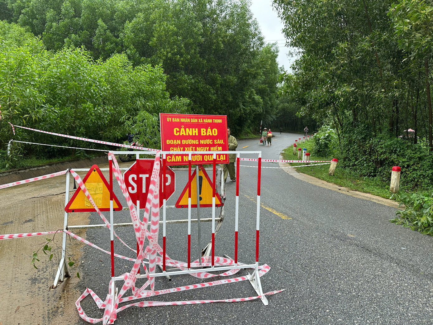 Chính quyền địa phương đã giăng dây, cắm biển cảnh báo cấm người qua lại khu vực sạt lở. Chính quyền địa phương đã giăng dây, cắm biển cảnh báo cấm người qua lại khu vực sạt lở.