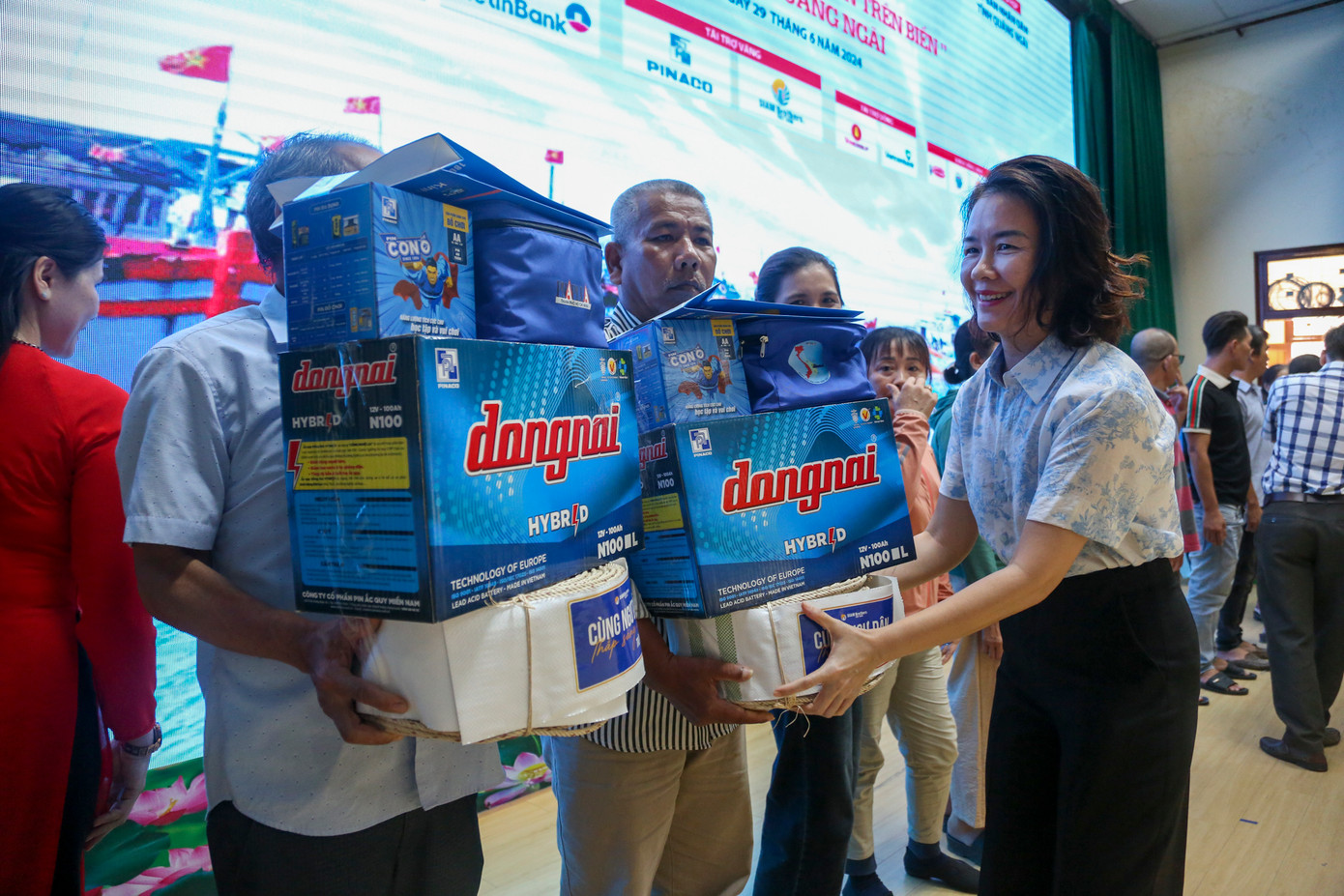 Trao tặng quà cho bà con ngư dân. Trao tặng quà cho bà con ngư dân.