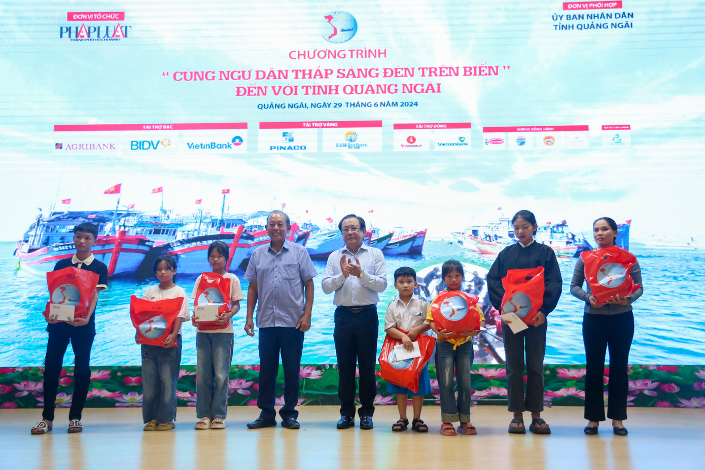 Nguyên Phó Thủ tướng Thường trực Chính phủ Trương Hòa Bình trao học bổng cho học sinh nghèo vượt khó. Nguyên Phó Thủ tướng Thường trực Chính phủ Trương Hòa Bình trao học bổng cho học sinh nghèo vượt khó.