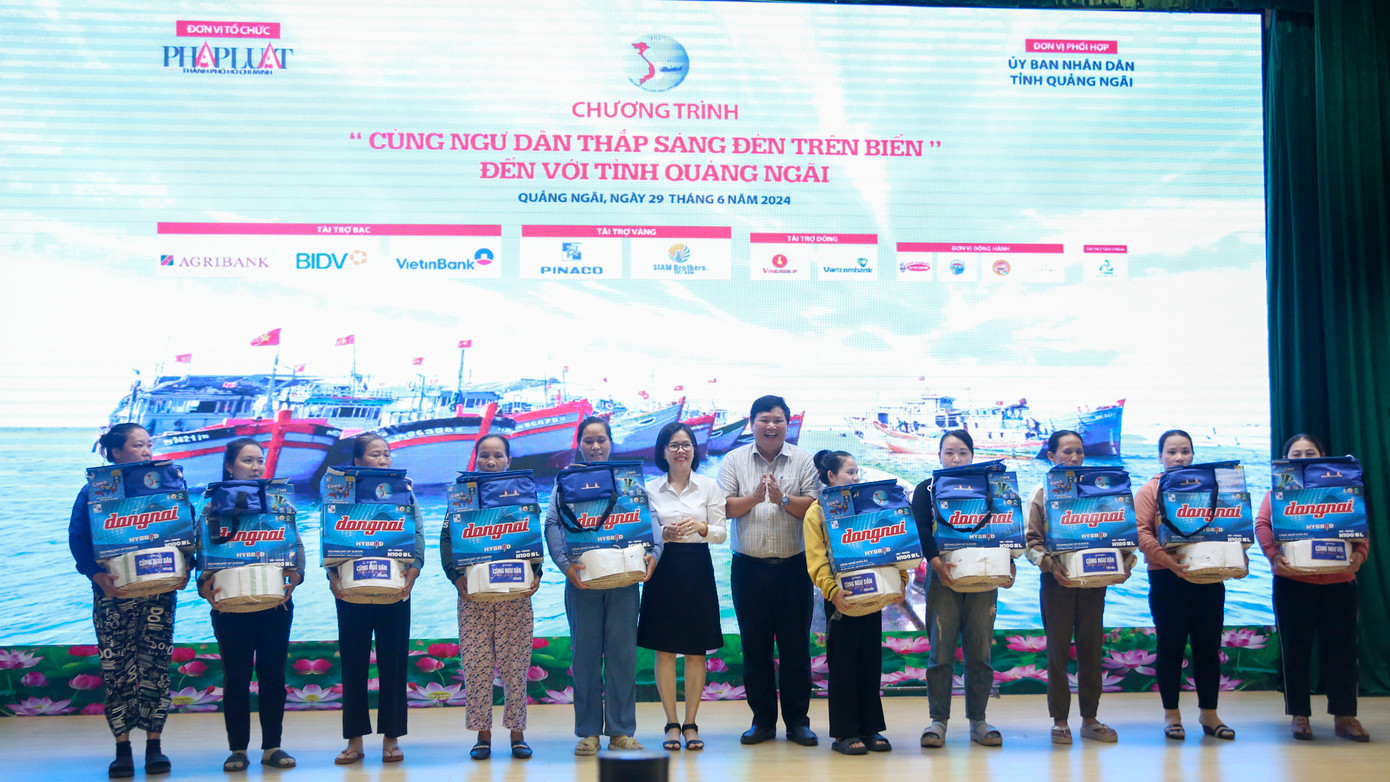 Trao tặng quà cho bà con ngư dân. Trao tặng quà cho bà con ngư dân.