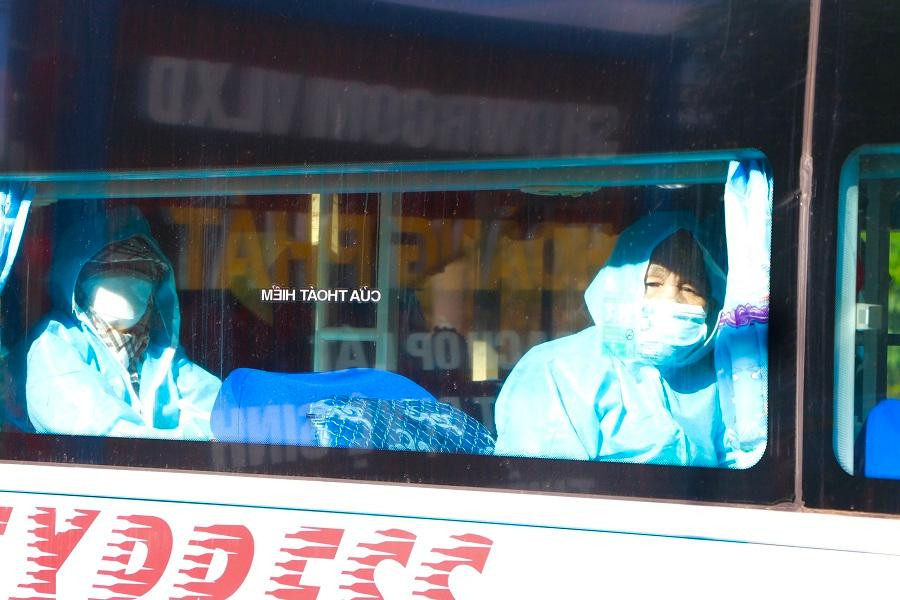 Đúng 7 giờ 20 phút sáng 26/7, đoàn xe ô tô gồm 1 xe an ninh, 1 xe y tế và 10 xe khách đón 200 người dân về từ TP. HCM đã lần lượt dừng tại KTX Công ty Công ty TNHH MTV Đầu tư- Xây dựng và Kinh doanh dịch vụ Quảng Ngãi (QISC) ở xã Bình Chánh, huyện Bình Sơn. Đúng 7 giờ 20 phút sáng 26/7, đoàn xe ô tô gồm 1 xe an ninh, 1 xe y tế và 10 xe khách đón 200 người dân về từ TP. HCM đã lần lượt dừng tại KTX Công ty Công ty TNHH MTV Đầu tư- Xây dựng và Kinh doanh dịch vụ Quảng Ngãi (QISC) ở xã Bình Chánh, huyện Bình Sơn.