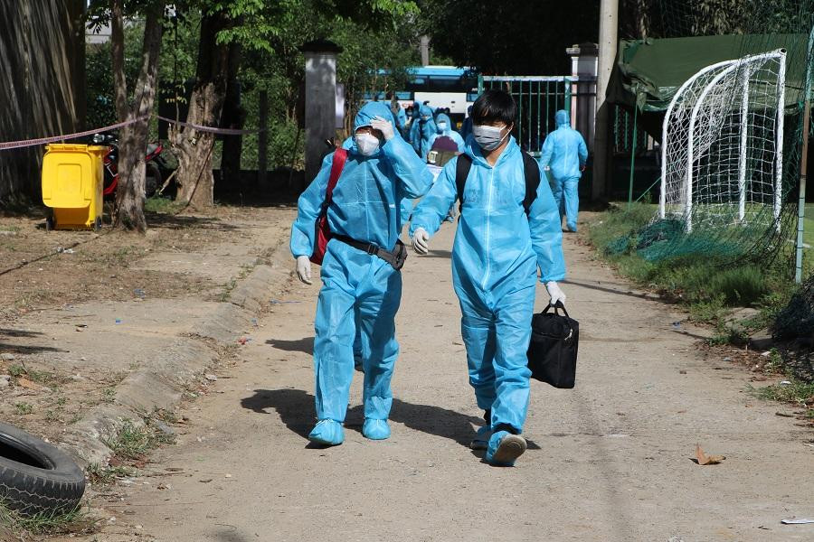 "Về đến đèo Bình Đê, xã Phổ Khánh, thị xã Đức Phổ thấy dòng người chen nhau về quê bằng xe máy, nhìn lại bản thân vẫn thấy mình may mắn hơn họ rất nhiều lần, bởi mình được chính quyền tỉnh hỗ trợ đưa xe đón về", chị Hiền bộc bạch. "Về đến đèo Bình Đê, xã Phổ Khánh, thị xã Đức Phổ thấy dòng người chen nhau về quê bằng xe máy, nhìn lại bản thân vẫn thấy mình may mắn hơn họ rất nhiều lần, bởi mình được chính quyền tỉnh hỗ trợ đưa xe đón về", chị Hiền bộc bạch.