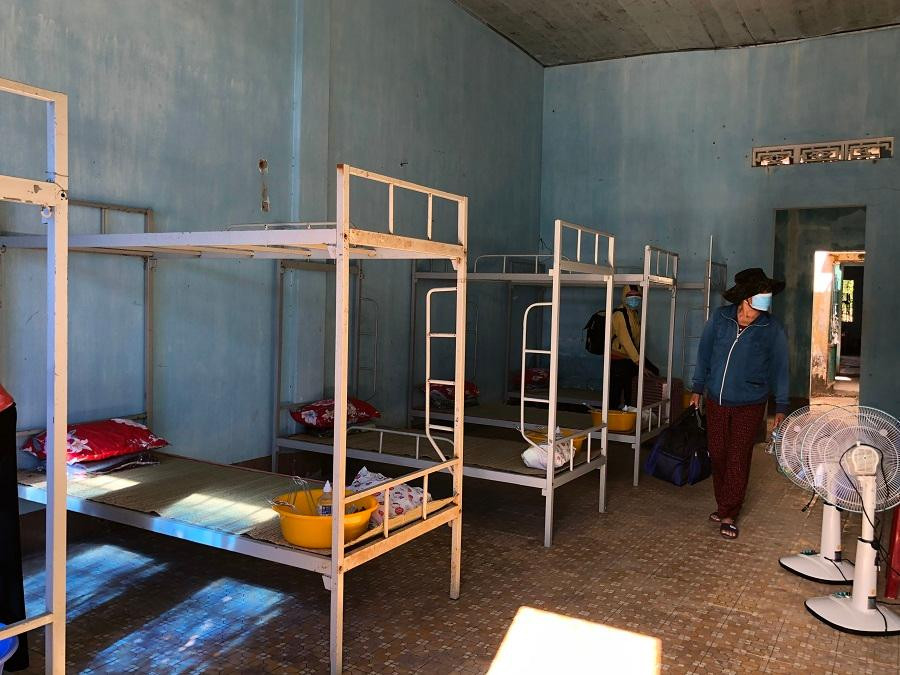 "Để đảm bảo an toàn trong suốt chuyến đi, tổ công tác hỗ trợ bố trí xe đưa đón theo từng nhóm với sự hỗ trợ y tế của các y, bác sĩ chuyên khoa đi cùng. Do đó, sức khỏe của toàn bộ người dân được đón về ổn định và không gặp bất cứ sự cố nào trên đường đi", thượng tá Hưng nói. "Để đảm bảo an toàn trong suốt chuyến đi, tổ công tác hỗ trợ bố trí xe đưa đón theo từng nhóm với sự hỗ trợ y tế của các y, bác sĩ chuyên khoa đi cùng. Do đó, sức khỏe của toàn bộ người dân được đón về ổn định và không gặp bất cứ sự cố nào trên đường đi", thượng tá Hưng nói.