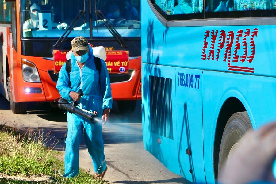 Trong suốt quá trình di chuyển toàn bộ người dân mặc áo quần bảo hộ để đảm bảo phòng chống dịch. Ngay khi về đến khu cách ly, công tác tiếp nhận và tổ chức cách ly cho người dân được tiến hành trong điều kiện an toàn phòng dịch. Trong suốt quá trình di chuyển toàn bộ người dân mặc áo quần bảo hộ để đảm bảo phòng chống dịch. Ngay khi về đến khu cách ly, công tác tiếp nhận và tổ chức cách ly cho người dân được tiến hành trong điều kiện an toàn phòng dịch.