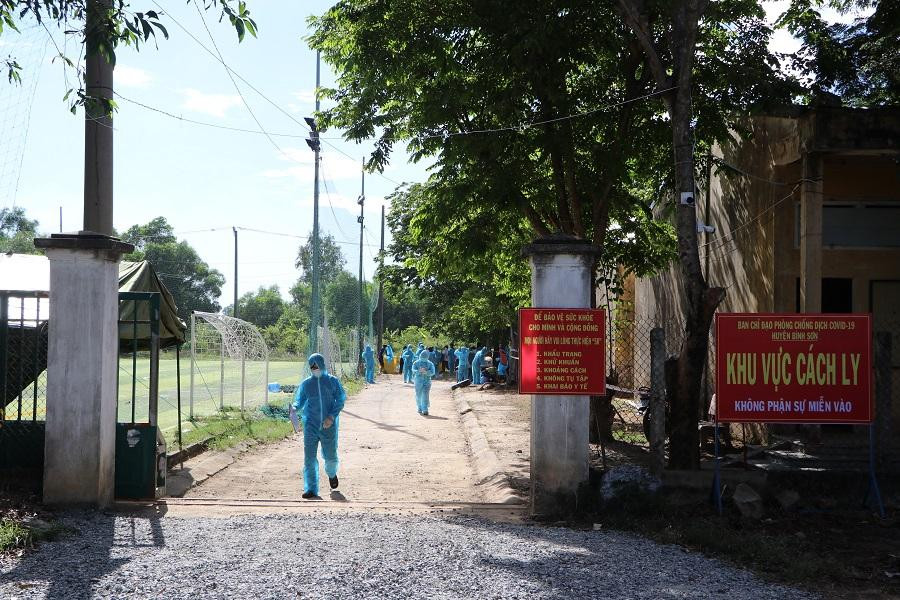 Sau khi hoàn thành nhiệm vụ, đoàn công tác gồm 48 người tham gia trong chuyến đi đón 200 người dân về từ TP. HCM cũng được lấy mẫu xét nghiệm. Đồng thời, sẽ tự cách ly tại nhà trong vòng 14 ngày theo quy định. Sau khi hoàn thành nhiệm vụ, đoàn công tác gồm 48 người tham gia trong chuyến đi đón 200 người dân về từ TP. HCM cũng được lấy mẫu xét nghiệm. Đồng thời, sẽ tự cách ly tại nhà trong vòng 14 ngày theo quy định.