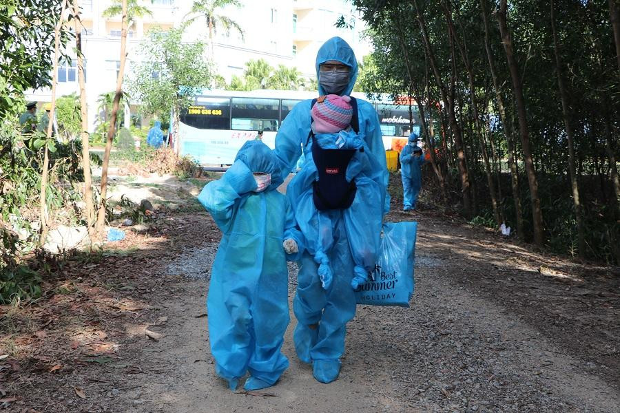 Chị Nguyễn Thị Mỹ Hoa, trú xã Hành Minh, huyện Nghĩa Hành, tỉnh Quảng Ngãi cho biết, do ảnh hưởng của dịch bệnh, công việc buôn bán bị gián đoạn cuộc sống của gia đình lâm vào cảnh lao đao. Đợt này tôi cùng hai con nhỏ đứa một tuổi và đứa bốn tuổi về còn chồng không được về trong chuyến này mà phải về bằng xe máy. Chị Nguyễn Thị Mỹ Hoa, trú xã Hành Minh, huyện Nghĩa Hành, tỉnh Quảng Ngãi cho biết, do ảnh hưởng của dịch bệnh, công việc buôn bán bị gián đoạn cuộc sống của gia đình lâm vào cảnh lao đao. Đợt này tôi cùng hai con nhỏ đứa một tuổi và đứa bốn tuổi về còn chồng không được về trong chuyến này mà phải về bằng xe máy.