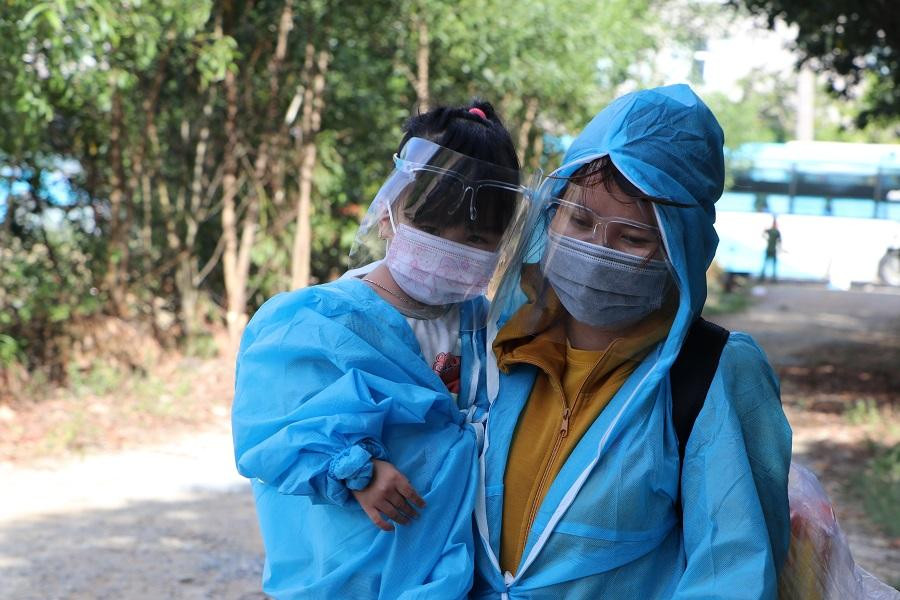 Lực lượng chức năng trong khu cách ly cũng đã tiến hành hướng dẫn bà con về phòng ở đã được bố trí đầy đủ vật dụng sinh hoạt hằng ngày. Lực lượng chức năng trong khu cách ly cũng đã tiến hành hướng dẫn bà con về phòng ở đã được bố trí đầy đủ vật dụng sinh hoạt hằng ngày.