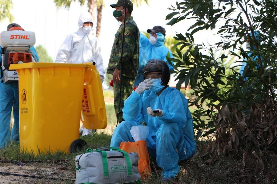 "Được trở về quê lần này, tôi rất vui mừng. Về đây còn có vòng tay người thân, họ hàng, dù gì vẫn hơn ở trong đó", chị Hoa chia sẻ. "Được trở về quê lần này, tôi rất vui mừng. Về đây còn có vòng tay người thân, họ hàng, dù gì vẫn hơn ở trong đó", chị Hoa chia sẻ.