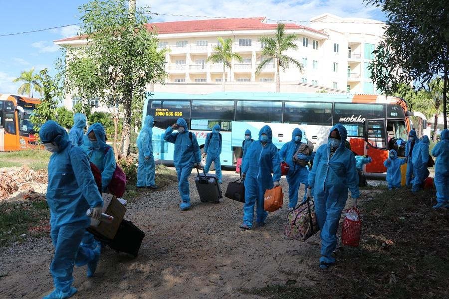 Nhiều người dân về đến quê nhà với những cung bậc cảm xúc khác nhau, nhưng tất cả đều vỡ òa trong niềm vui sướng vì được tỉnh nhà hỗ trợ đón về trong điều kiện dịch bệnh ở TP. HCM đang diễn biến phứt tạp. Nhiều người dân về đến quê nhà với những cung bậc cảm xúc khác nhau, nhưng tất cả đều vỡ òa trong niềm vui sướng vì được tỉnh nhà hỗ trợ đón về trong điều kiện dịch bệnh ở TP. HCM đang diễn biến phứt tạp.