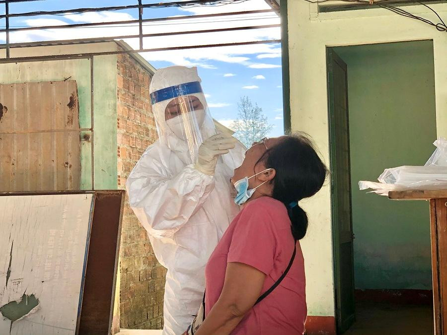 Thượng tá Trần Minh Hưng- Trưởng phòng An ninh chính trị nội bộ, Công an Quảng Ngãi (Trưởng đoàn đón người dân về) cho biết, trong số 200 người dân được đón về đợt này, có 16 trẻ em, 120 phụ nữ trong đó có nhiều thai phụ và 2 trường hợp bị bệnh nặng. Thượng tá Trần Minh Hưng- Trưởng phòng An ninh chính trị nội bộ, Công an Quảng Ngãi (Trưởng đoàn đón người dân về) cho biết, trong số 200 người dân được đón về đợt này, có 16 trẻ em, 120 phụ nữ trong đó có nhiều thai phụ và 2 trường hợp bị bệnh nặng.