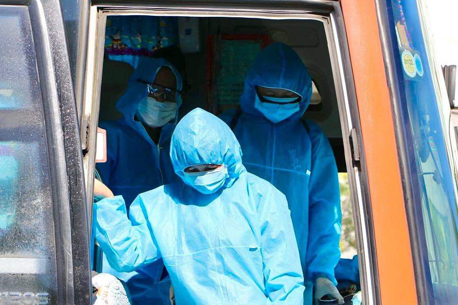 Tất cả người dân vừa xuống xe đều được kiểm tra sức khỏe, đo thân nhiệt trong điều kiện an toàn phòng dịch. Công tác khử khuẩn phương tiện, môi trường và hành lý của người dân được khẩn trương tiến hành. Tất cả người dân vừa xuống xe đều được kiểm tra sức khỏe, đo thân nhiệt trong điều kiện an toàn phòng dịch. Công tác khử khuẩn phương tiện, môi trường và hành lý của người dân được khẩn trương tiến hành.