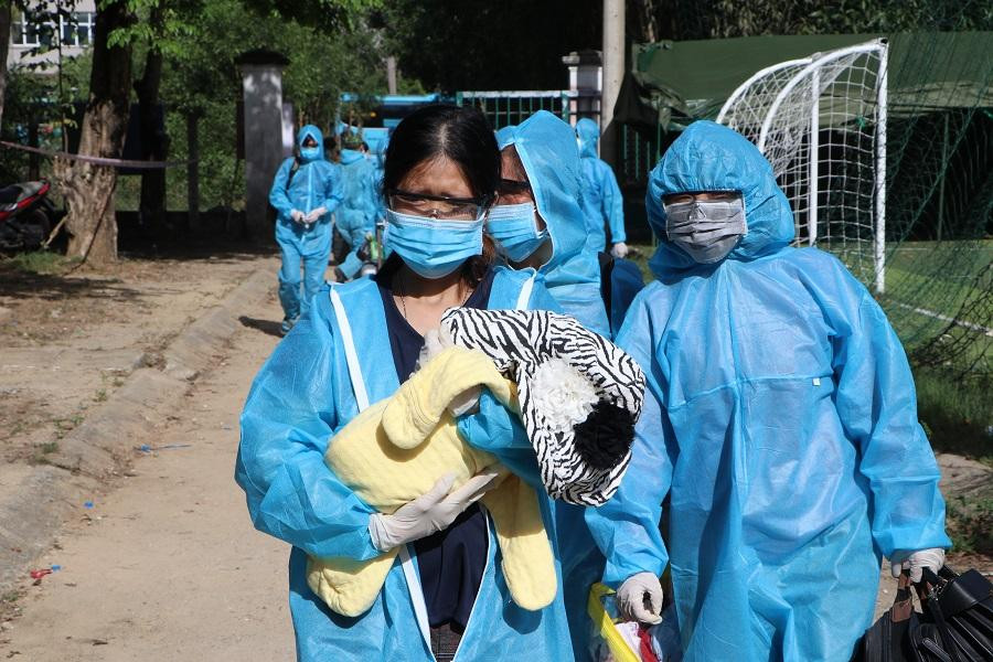 Chị Nguyễn Thị Hiền, trú Xã Phổ Khánh, thị xã Đức Phổ, Quảng Ngãi cho hay, dịch bùng phát nên cuộc sống rất khó khăn. Nơi tôi sống đang có rất nhiều F0 nên rất lo sợ. Thông qua hội đồng hương tôi đã đăng ký về quê. Được trở về giữa thời điểm này thực sự là một niềm vui đối với tôi. Chị Nguyễn Thị Hiền, trú Xã Phổ Khánh, thị xã Đức Phổ, Quảng Ngãi cho hay, dịch bùng phát nên cuộc sống rất khó khăn. Nơi tôi sống đang có rất nhiều F0 nên rất lo sợ. Thông qua hội đồng hương tôi đã đăng ký về quê. Được trở về giữa thời điểm này thực sự là một niềm vui đối với tôi.