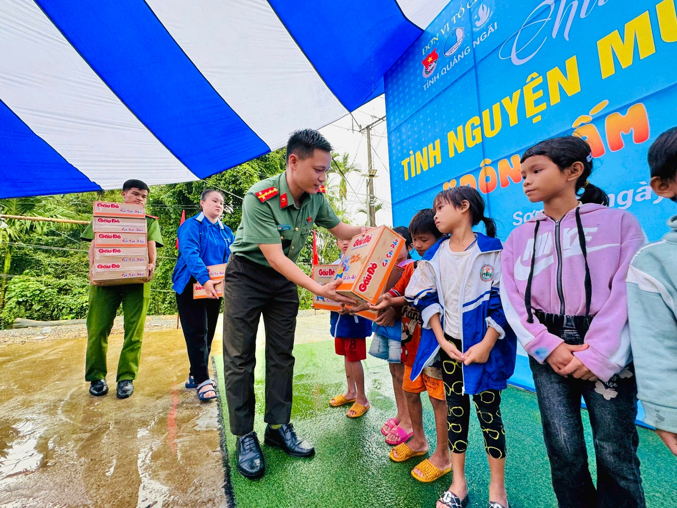 Ban tổ chức tặng 34 suất quà cho 34 hộ gia đình có hoàn cảnh khó khăn ở thôn Trà Bao. Ban tổ chức tặng 34 suất quà cho 34 hộ gia đình có hoàn cảnh khó khăn ở thôn Trà Bao.