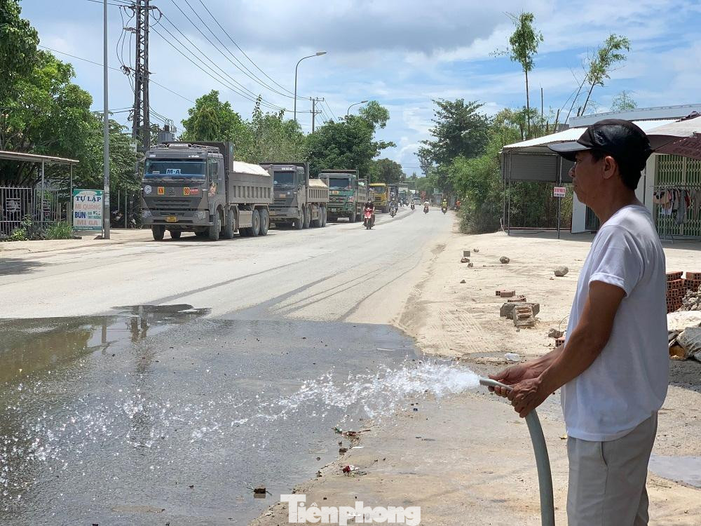 Mỗi tháng tiền điện nước của người dân cũng tăng thêm từ 300- 600 nghìn đồng khiến người dân vô cùng bức xúc.