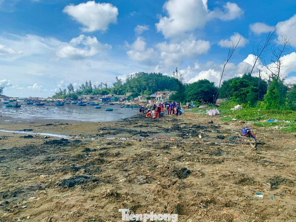 “Nếu vẫn không có chuyển biến, chúng tôi sẽ lắp đặt camera để giám sát, ghi lại các hình ảnh vi phạm, vứt rác bừa bãi, không đúng nơi quy định và có hình thức xử phạt chính đáng. Đồng thời chính quyền sẽ biểu dương, khen thưởng những cá nhân phát hiện được trường hợp người dân vứt rác không đúng nơi quy định”, ông Oanh nói thêm.