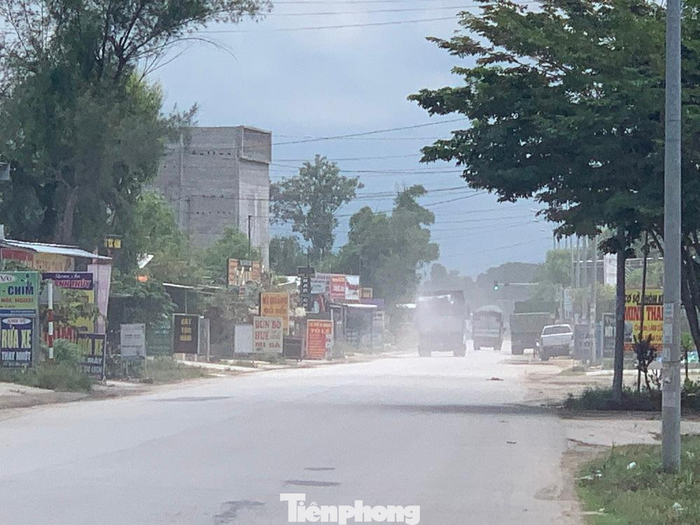 Hàng nghìn lượt xe tải qua lại khiến bụi bay mù mịt.