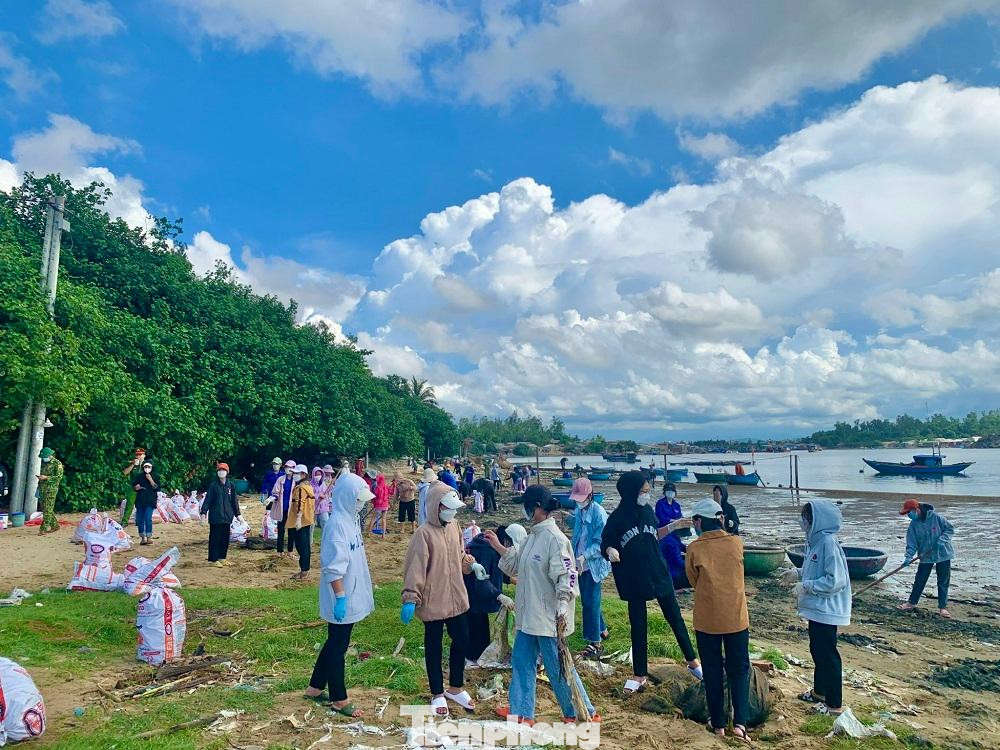 Chiều 13/7, hơn 700 đoàn viên Thanh niên, bộ đội biên phòng, cán bộ cảnh sát biển hải đoàn 23 (Bộ Tư lệnh vùng Cảnh sát biển 2), chính quyền địa phương và nhân dân trong xã ra quân thu gom rác thải dọc vùng cửa biển Sa Cần thuộc thôn Sơn Trà.