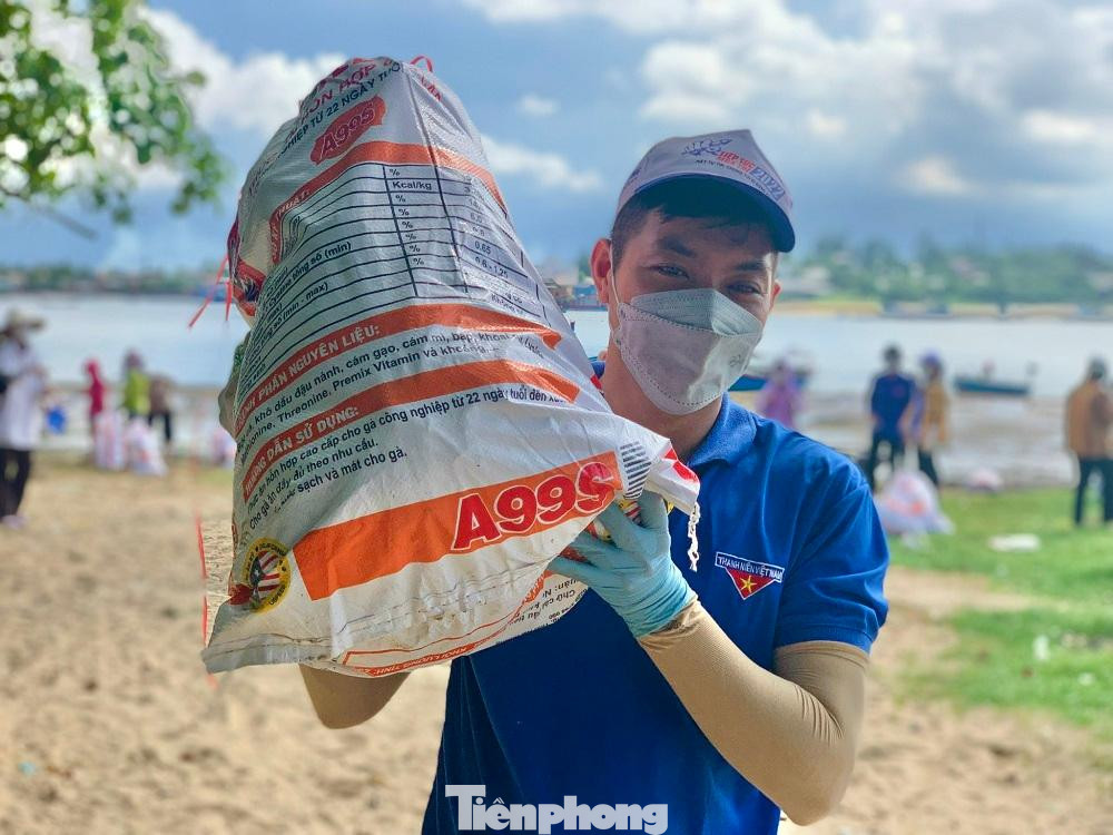 Bưng rác về điểm tập kết.