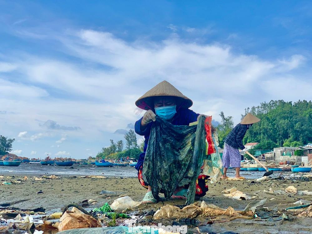 Cửa biển Sa Cần sở hữu vẻ đẹp hoang sơ, tự nhiên, hữu tình. Nhưng suốt hơn 20 năm qua, nơi đây đã bị rác thải &quot;bủa vây&quot;.