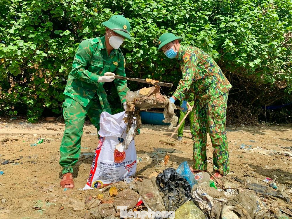 Các chiến sĩ bộ đội biên phòng và các chiến sĩ cảnh sát biển Hải đoàn 23 (Bộ Tư lệnh vùng Cảnh sát biển 2) tham gia dọn sạch bờ biển.