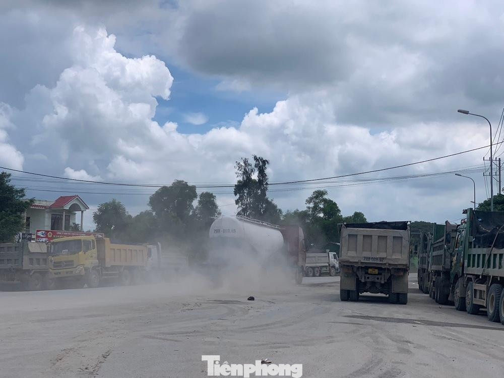 Hàng nghìn lượt xe tải qua lại khiến bụi bay mù mịt.