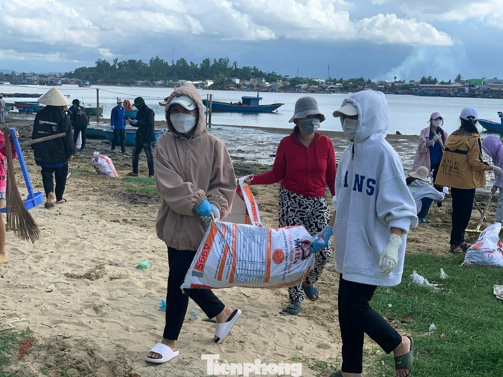 Rác thải được thu gom gọn gàng và tiến hành tập kết về một điểm để các công ty môi trường chở về nơi xử lý an toàn.