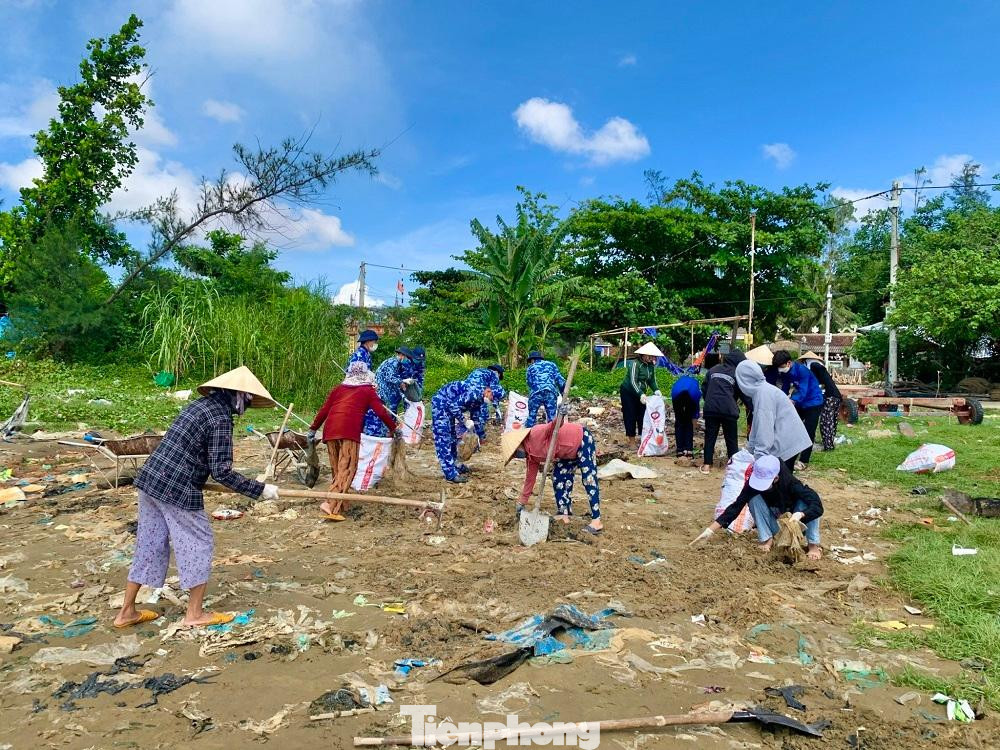 Rác từ hộ dân thải ra, rác từ biển tấp vào, rác người dân hai bên lưu vực sông Trà Bồng thải ra, trôi đến; rác thải từ hoạt động sản xuất công nghiệp, nông nghiệp, ngư nghiệp và dịch vụ ở địa phương... tấp về sau mỗi đợt triều cường và mưa bão đã khiến cho khung cảnh nơi đây trở nên nhếch nhác.