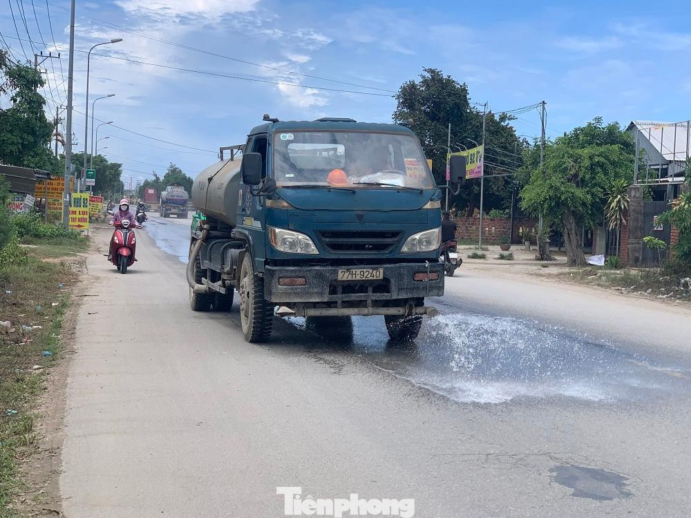 Sau khi người dân chặn xe các doanh nghiệp mới cho tưới nước đường.