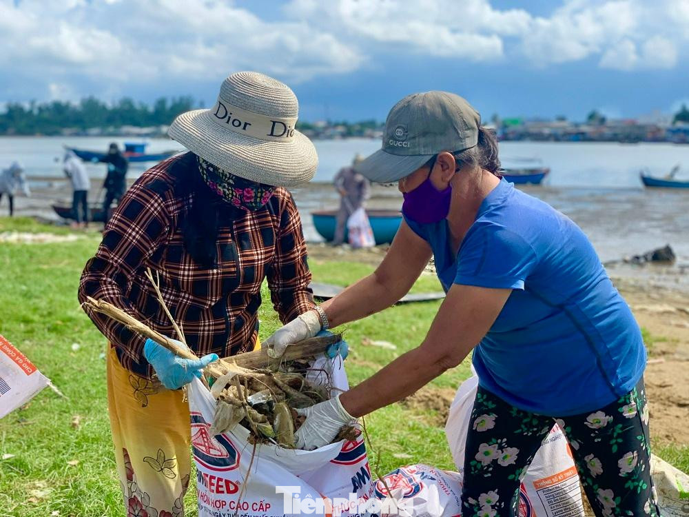 Việc ra quân dọn dẹp cửa biển được thực hiện, nhằm giải cứu cửa biển Sa Cần khỏi ô nhiễm.
