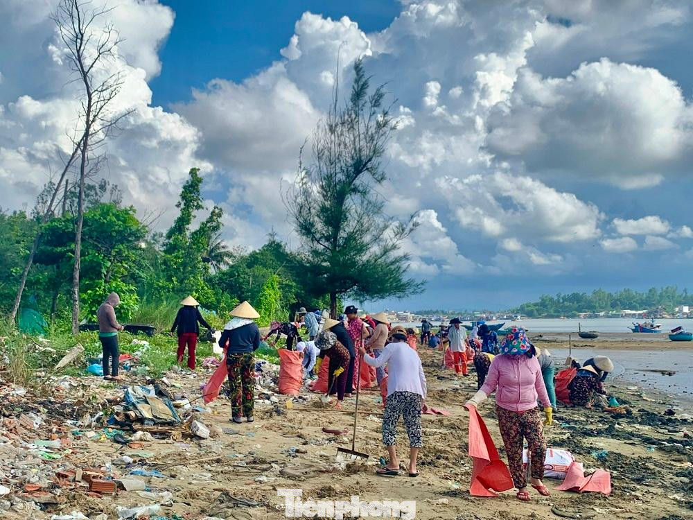 Theo ông Đoàn Thế Oanh – Phó chủ tịch UBND xã Bình Đông, cùng với ra quân dọn rác, chính quyền địa phương cũng sẽ tổ chức tuyên truyền, vận động người dân không xả rác bừa bãi tại các bờ biển.
