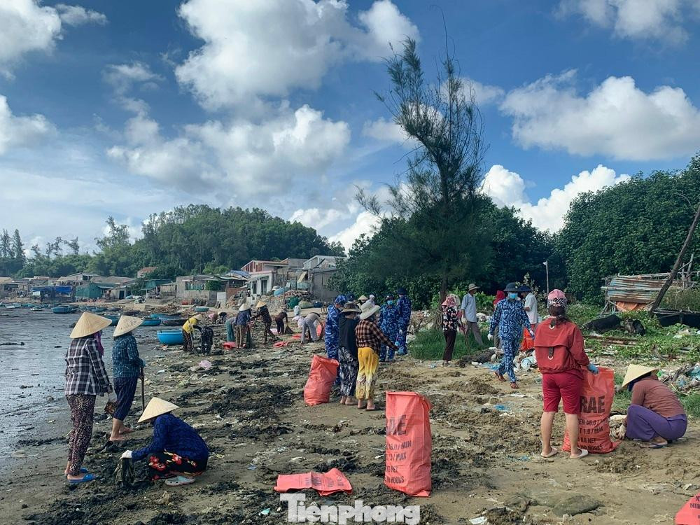 Bạn Trần Đình Phát, Đoàn viên xã Bình Đông chia sẻ, ngoài việc dọn rác còn từng bước tuyên truyền cho bà con về cách thức phân loại rác tại nguồn, tìm hướng thu gom xử lý rác, tận dụng tối đa lợi ích từ rác như làm phân hữu cơ, thu gom rác tái sử dụng