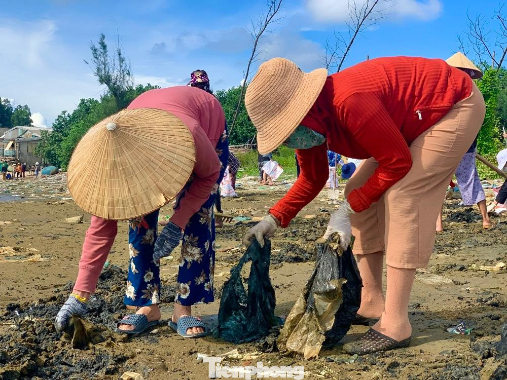 “Cần đẩy mạnh các biện pháp tuyên truyền để nâng cao nhận thức của người dân, tiếp tục truyền đạt, hướng dẫn phân loại rác thải để người dân bỏ vào đúng những nơi quy định, gắn camera theo dõi. Cùng với đó cần có biện pháp xử phạt hợp lý đối với các trường hợp cố tình xả rác thải không đúng quy định ra môi trường sống xung quanh và các bãi biển”, Phát nói thêm.