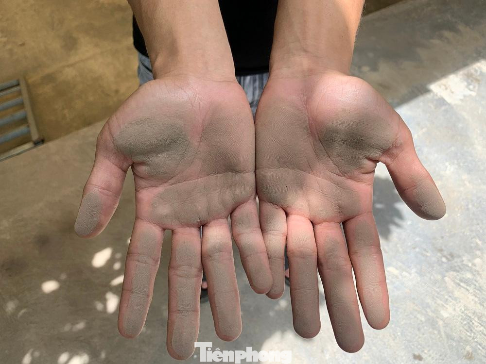 Bụi bặm bám dính đầy các vật dụng trong nhà.